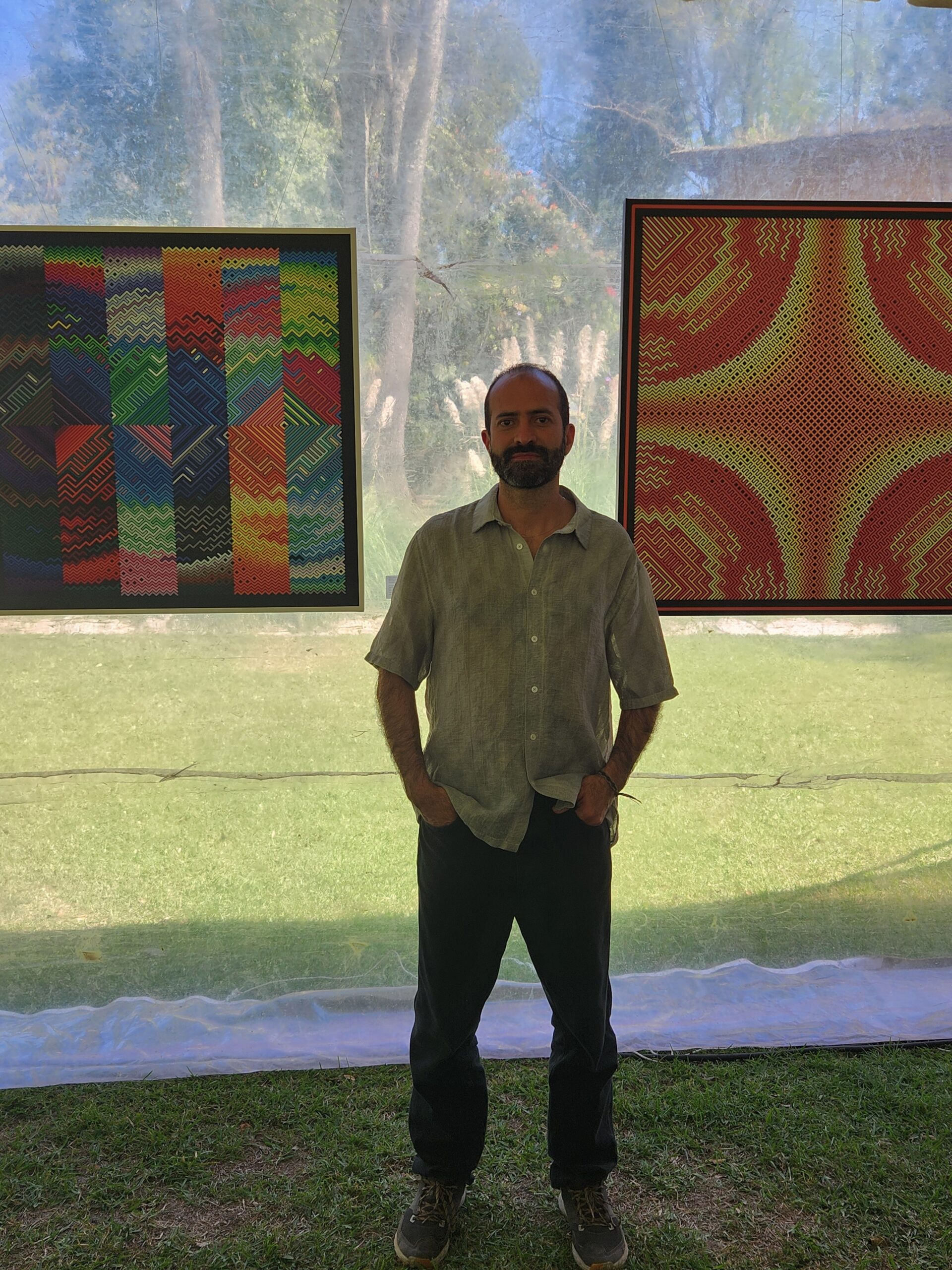 LuCa Velo entre dos obras giclée de Cymaticon durante una presentación del proyecto